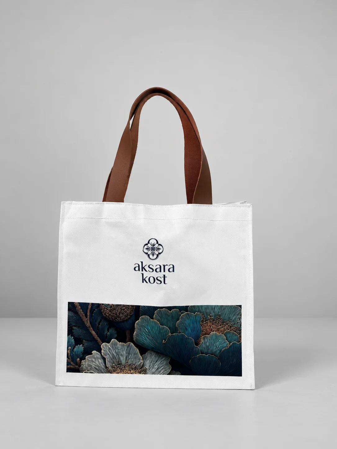 Foto produk nyata tote bag canvas seminar proporsi dokumen A4 dan laptop