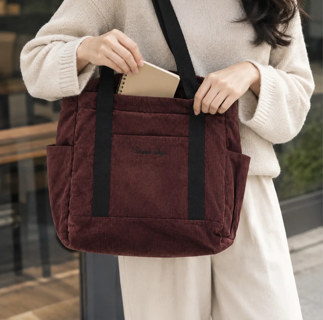 Model tote bag wanita corduroy maroon multi-saku untuk kerja dan aktivitas harian