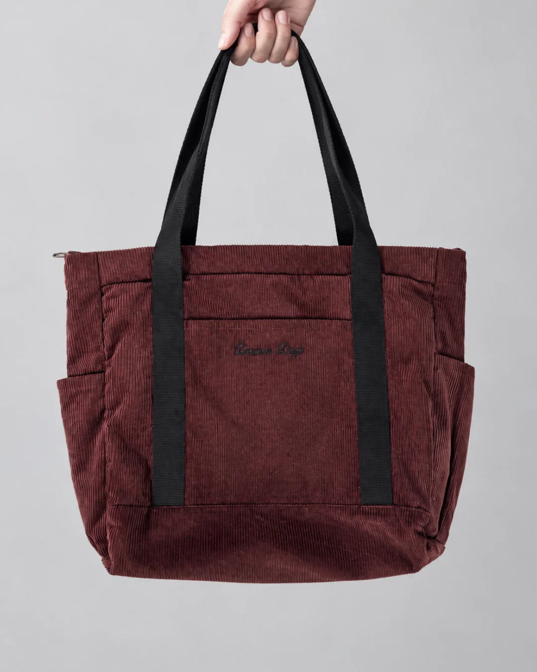 Detail saku dan bahan corduroy maroon tote bag kerja wanita